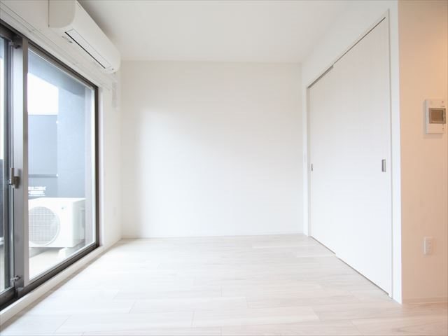 バルコニー　洋室8.2帖　エアコン完備　バルコニーに面しています