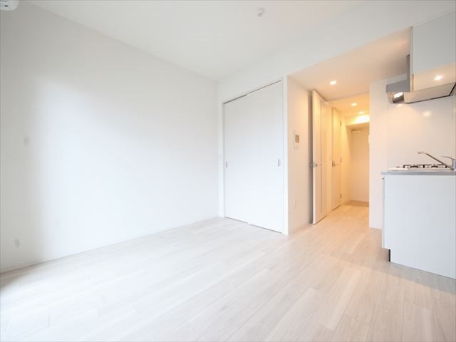 居室・リビング　洋室8.2帖　エアコン完備　バルコニーに面しています