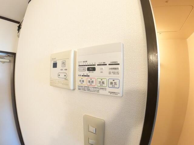 その他設備　湯沸かし器と浴室乾燥機付き