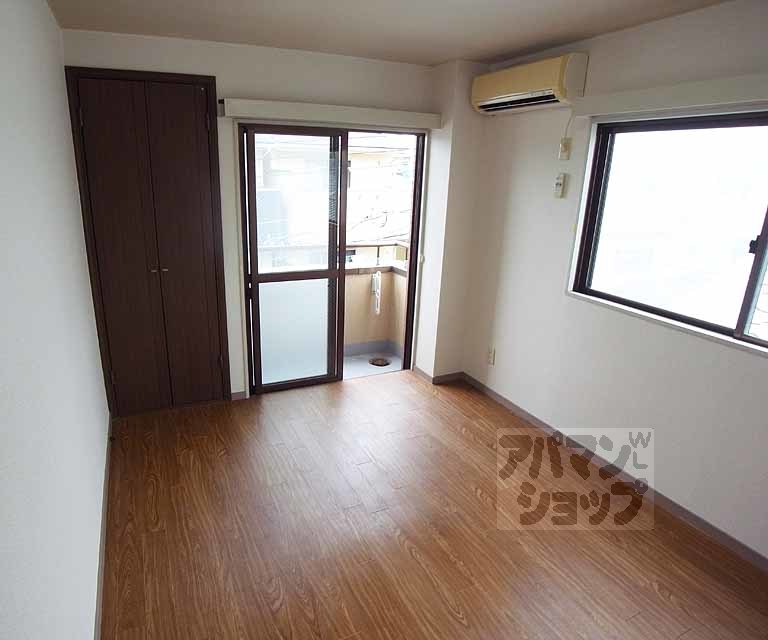 居室・リビング　２面窓があり明るいです。