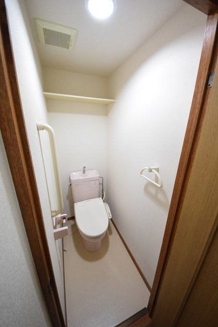 トイレ　別のお部屋の写真になります。