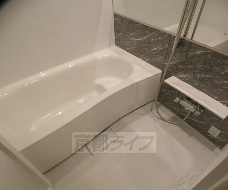 バス・シャワールーム　一坪サイズの大きなお風呂・