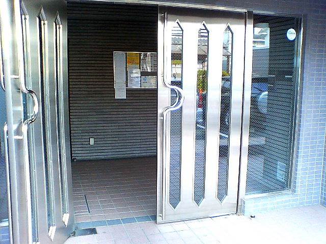 エントランス　広めのドアが特徴的なエントランス