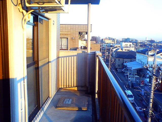 バルコニー　ベランダは南向きで洗濯も捗る