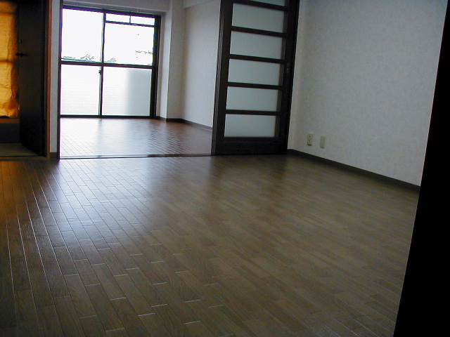 居室・リビング　リビングも南向きで陽当たり◎