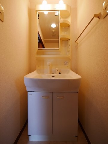 洗面設備　明るい洗面所です