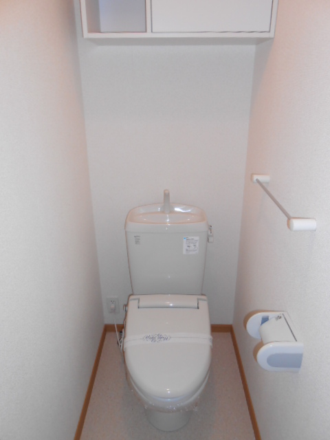 トイレ　暖房便座完備・小物収納棚有り