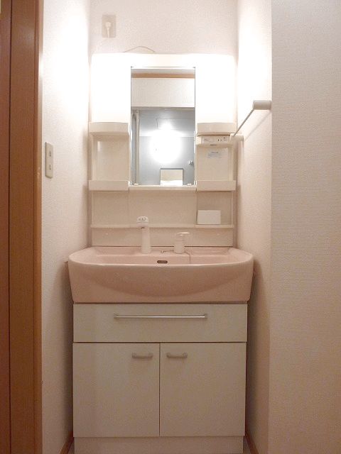洗面設備　シャワー付洗面化粧台・屋内洗濯機置場完備