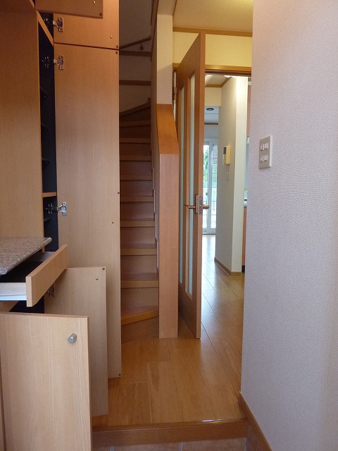 玄関　天井高シューズボックス完備・小物収納棚有り