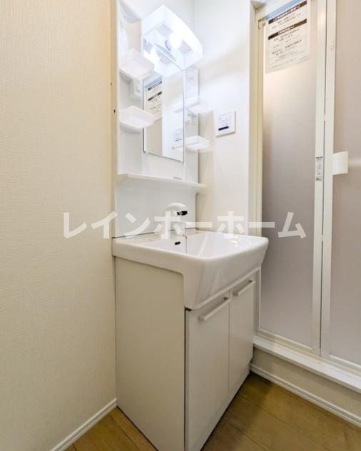 洗面設備　明るい洗面所です