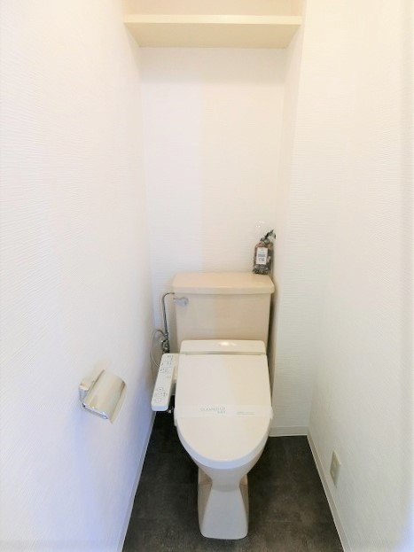 トイレ　トイレは温水洗浄便座付き♪人気のバストイレ別です♪上部にはト