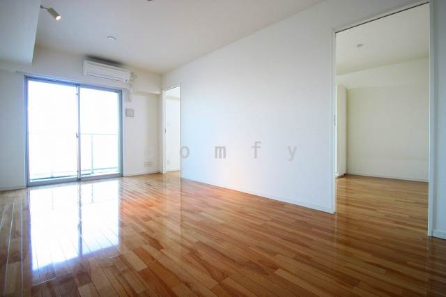 居室・リビング　広くてシンプルなリビング