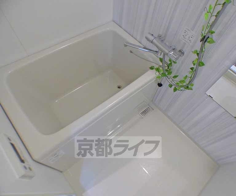 バス・シャワールーム　ゆったり浸かれる広いお風呂です。