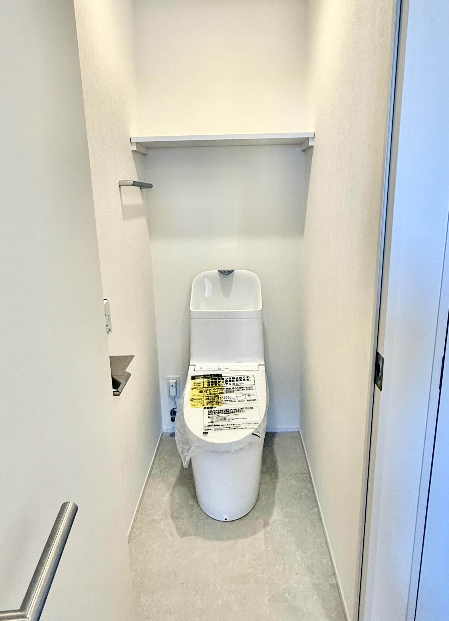 トイレ　バストイレ別。暖房洗浄便座。