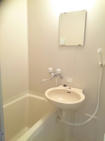 バス・シャワールーム　コンパクトで使いやすいお風呂です