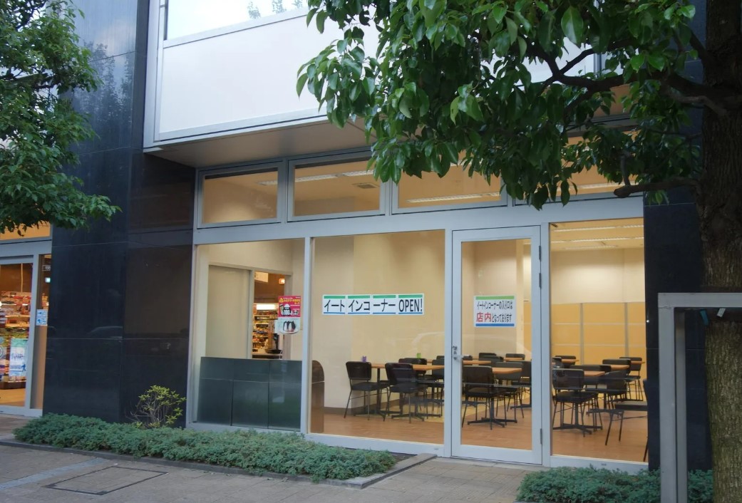 コンビニ　ファミリーマート西新宿アトラスタワー店（コンビニ）まで247m