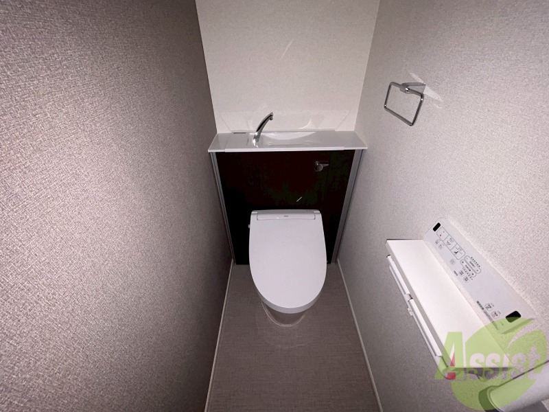 トイレ　温水洗浄便座です。清潔感、広さともに問題無しです。