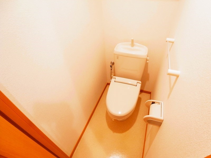 トイレ　別部屋の写真になります