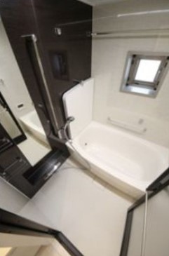 バス・シャワールーム　追い焚き機能、浴室乾燥機付きバス。