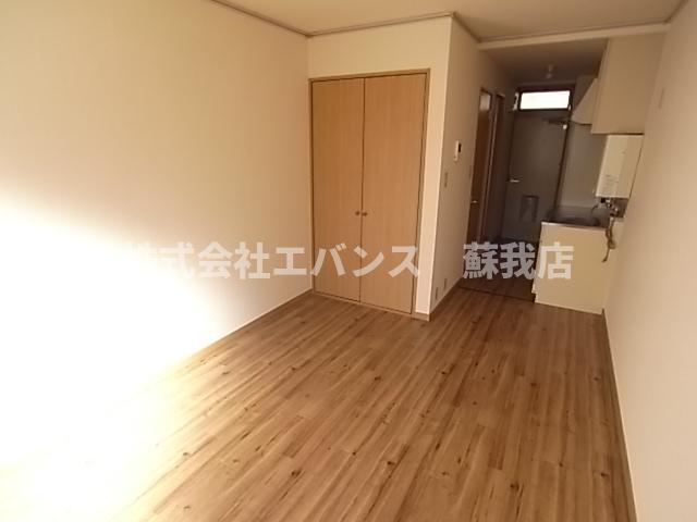 その他部屋・スペース　落ち着いた色調の寝室です