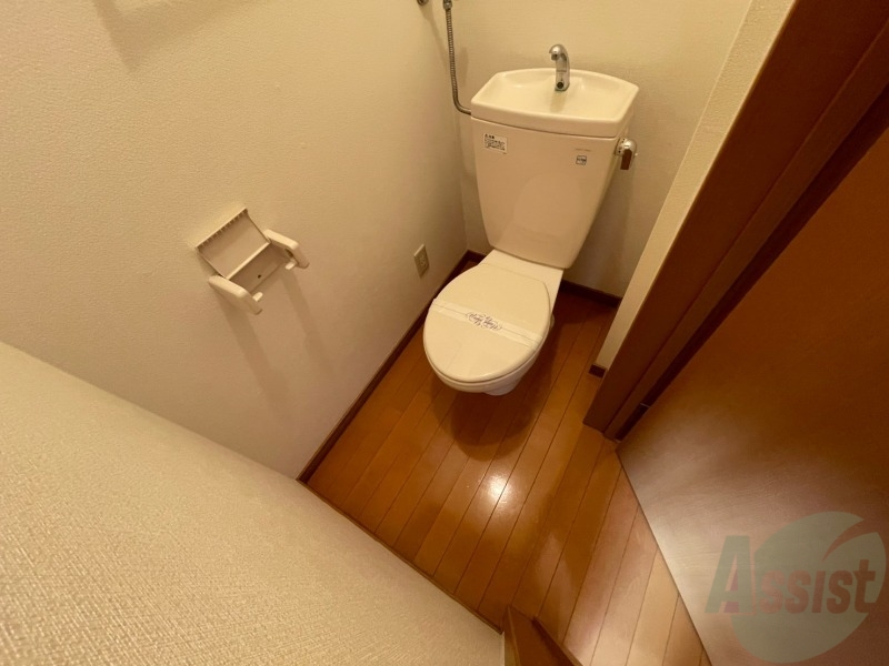 トイレ　こちらはトイレです。清潔感があり、安心して使用できます。