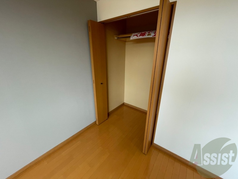 収納　こちらの収納にはハンガーをかけて服もしまえますね。