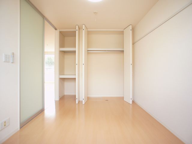 収納　充実収納付きの北側洋間です♪