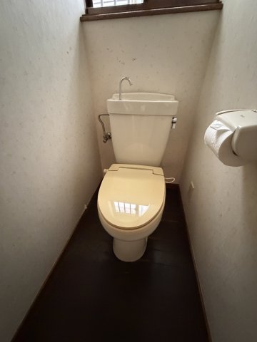 トイレ　落ち着いた色調のトイレです