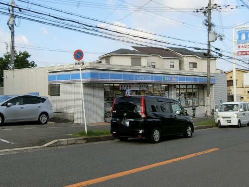 コンビニ　ローソン　鶴山台店（コンビニ）まで972m