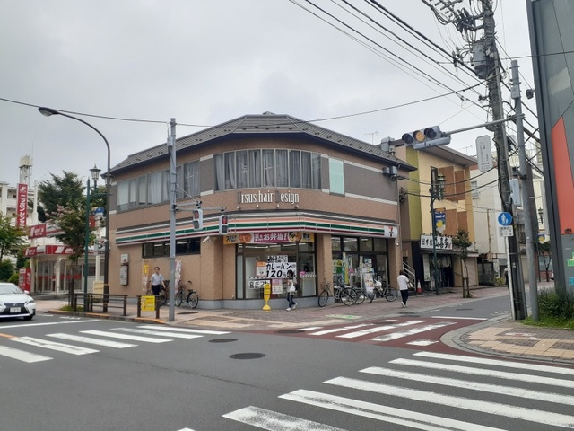 コンビニ　セブンイレブン足立竹の塚駅東店（コンビニ）まで438m