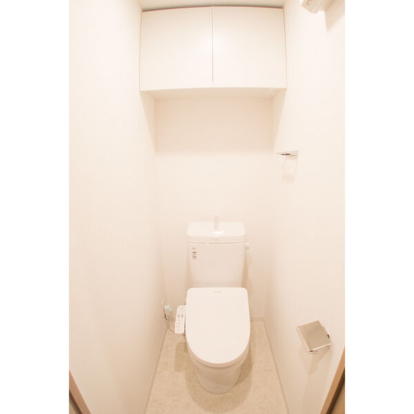 トイレ　落ち着いた色調のトイレです