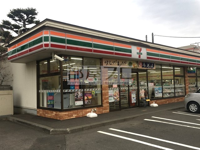 コンビニ　セブンイレブン札幌八軒5条西店（コンビニ）まで673m