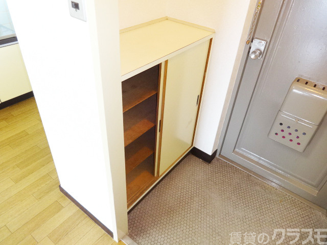 玄関　玄関横にはシューズボックスも♪キレイな玄関をキープ！