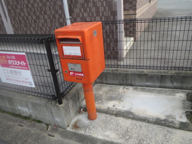 その他　敷地の横にポストあり
