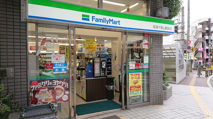 コンビニ　ファミリーマート 阪急千里山駅前店（コンビニ）まで341m