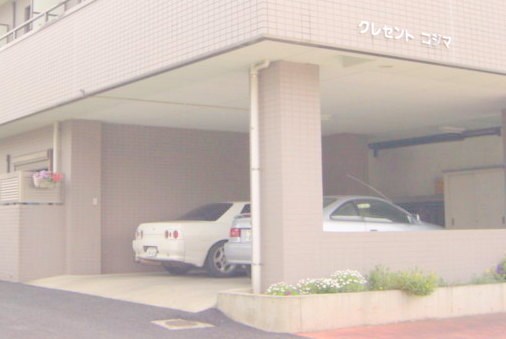 駐車場　建物下に駐車場あり