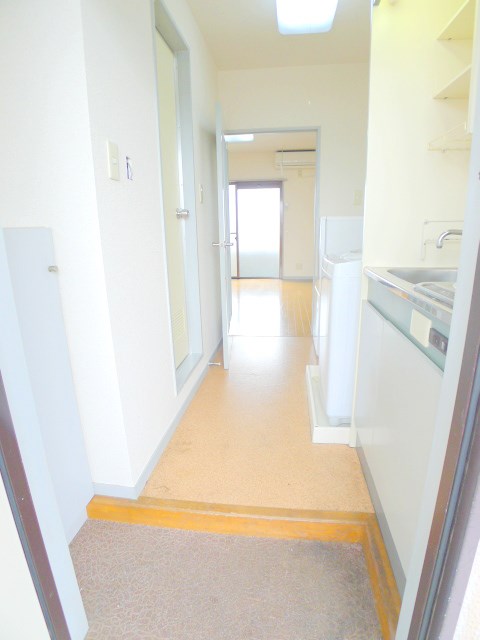 玄関　玄関正面の居室には扉があり、お部屋が丸見えになりません
