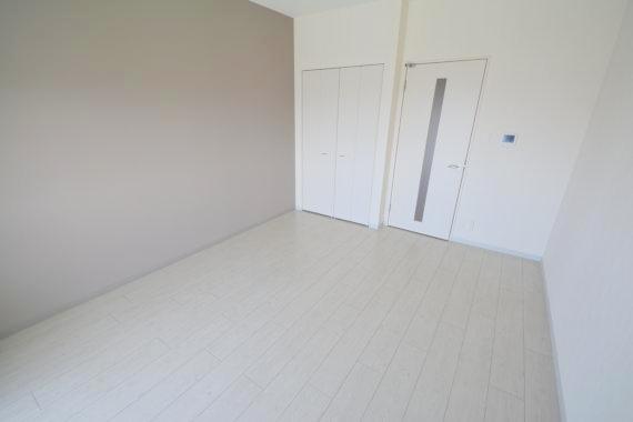 その他部屋・スペース　朝には心地よい光が差し込む、このお部屋でお休みください。
