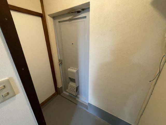 玄関　別部屋同一間取りのお写真となります。