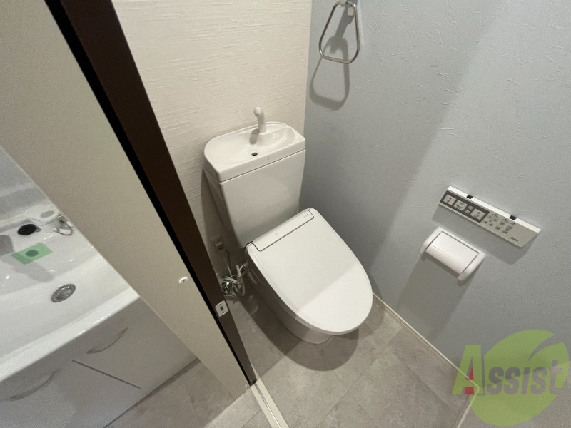 トイレ　トイレはウォシュレット機能付きです。安心して使用できますね。