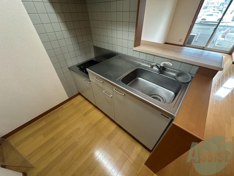 キッチン　キッチンは作業台もあり広めなので使いやすそうですね。