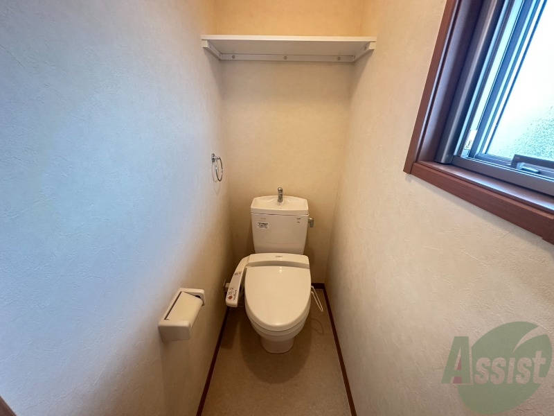 トイレ　トイレはウォシュレット機能付きです。安心して使用できますね。