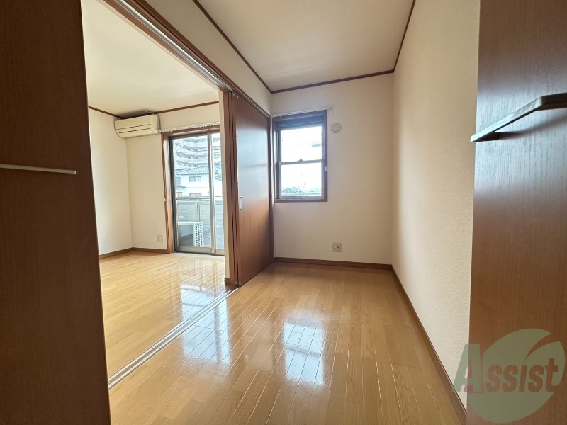 その他部屋・スペース　寝室になりそうな洋室です。シンプルで落ち着きますね。