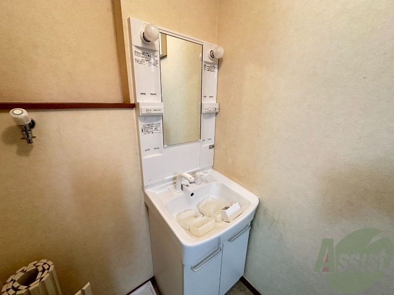 洗面設備　洗面台はシンプルなつくりで手入れがしやすそうですね。