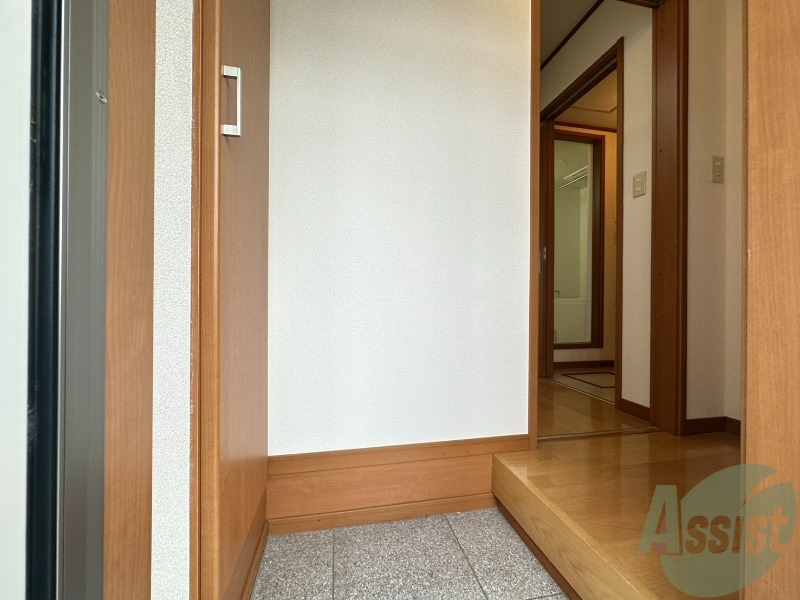 玄関　玄関からの様子です。すぐ部屋が見えないのは安心ですね。