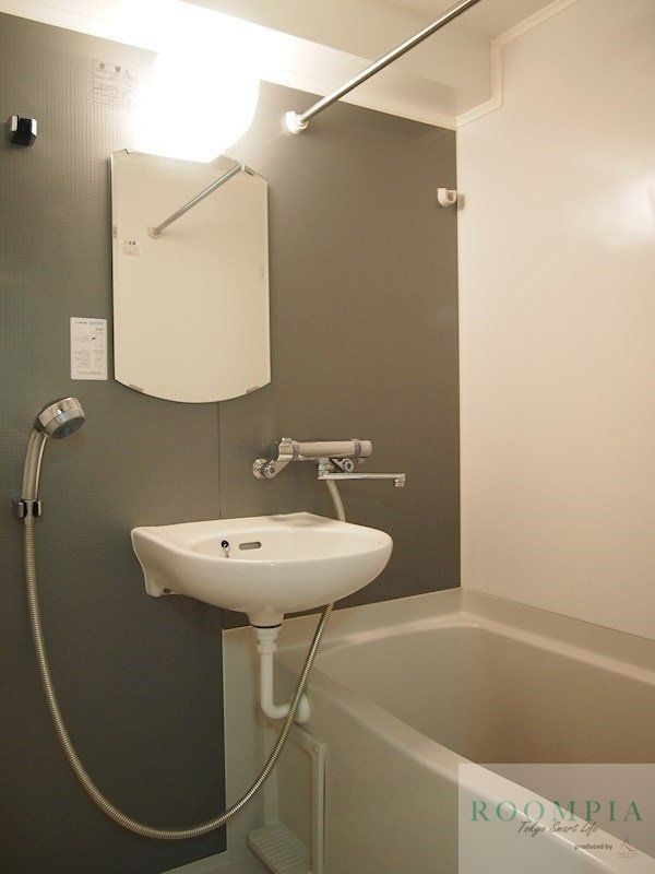 バス・シャワールーム　※同タイプの別のお部屋です
