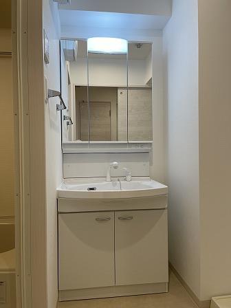 洗面設備　3面鏡のドレッサー