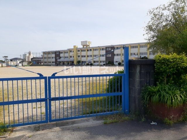 小学校　鈴鹿市立愛宕小学校（小学校）まで692m