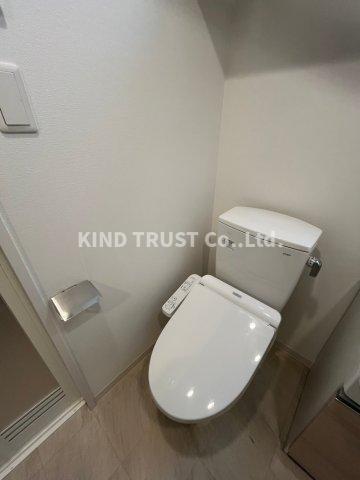トイレ　落ち着いた色調のトイレです