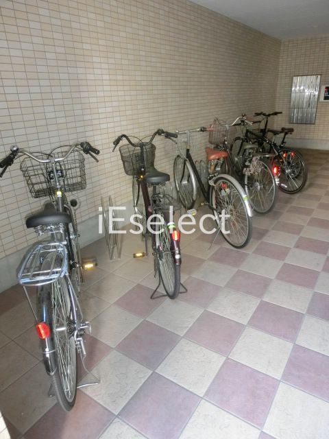 駐車場　自転車は邪魔にならないように